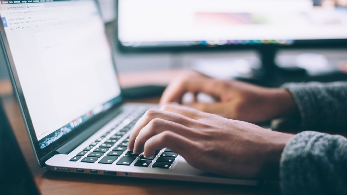 Έτσι καταστρέφετε το laptop σας χωρίς να το ξέρετε: Τα καθημερινά λάθη που μειώνουν τη διάρκεια ζωής του