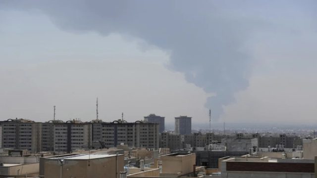 Νέα επίθεση του Ιράν: Πύραυλοι πλήττουν τη Χάιφα – Ηχούν σειρήνες στο Ισραήλ