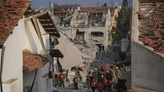 Ο πλανήτης με το βλέμμα στραμμένο στη Μέση Ανατολή: Το Ιράν απειλεί να πλήξει αμερικανικές βάσεις