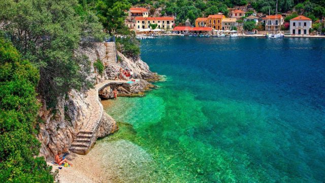 Σαγηνευτικά νερά, απέραντες αμμουδιές: 3 νησιά με τις ωραιότερες παραλίες στην Ελλάδα