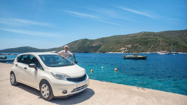 Ενοικίαση αυτοκινήτου στα νησιά: Το κόλπο για τις πιο ανέμελες καλοκαιρινές διακοπές!