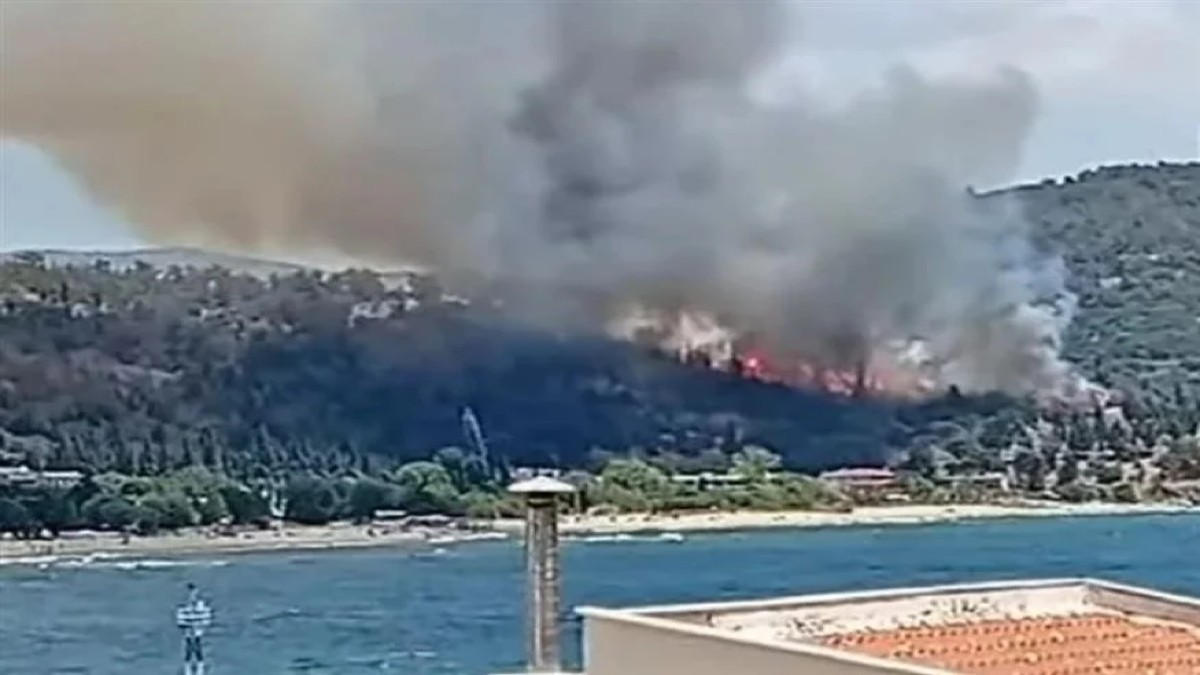 Σε εξέλιξη πυρκαγιά σε δασική έκταση στην Καβάλα – Στάλθηκε 112 στους κατοίκους