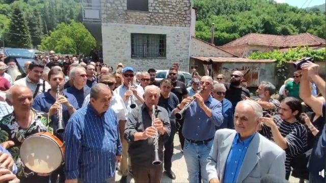 Κηδεία Πετρολούκα Χαλκιά: Με κλαρίνα και το μοιρολόι της Μαριόλας στην τελευταία του κατοικία