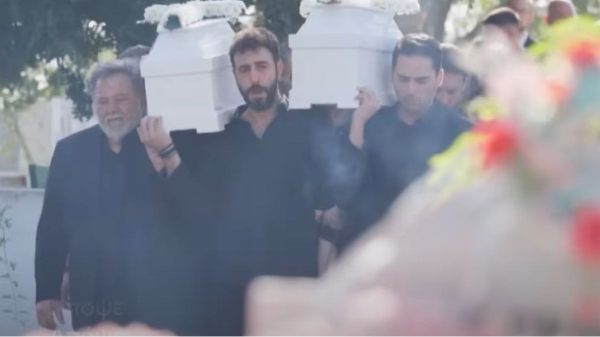 Κηδεία στη Γη της Ελιάς: Ανατριχιαστικές εικόνες των διδύμων με τα λευκά φέρετρα