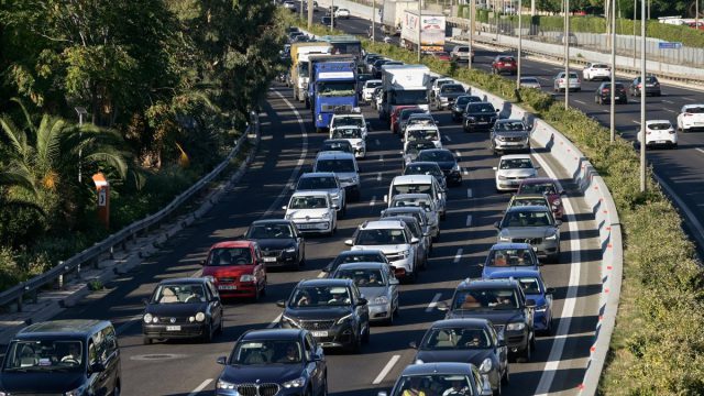 Κίνηση: Απέραντο πάρκινγκ η Αττική – Καθυστερήσεις σε Κηφισό, Κηφισίας, Αττική Οδό, Αθηνών και κέντρο