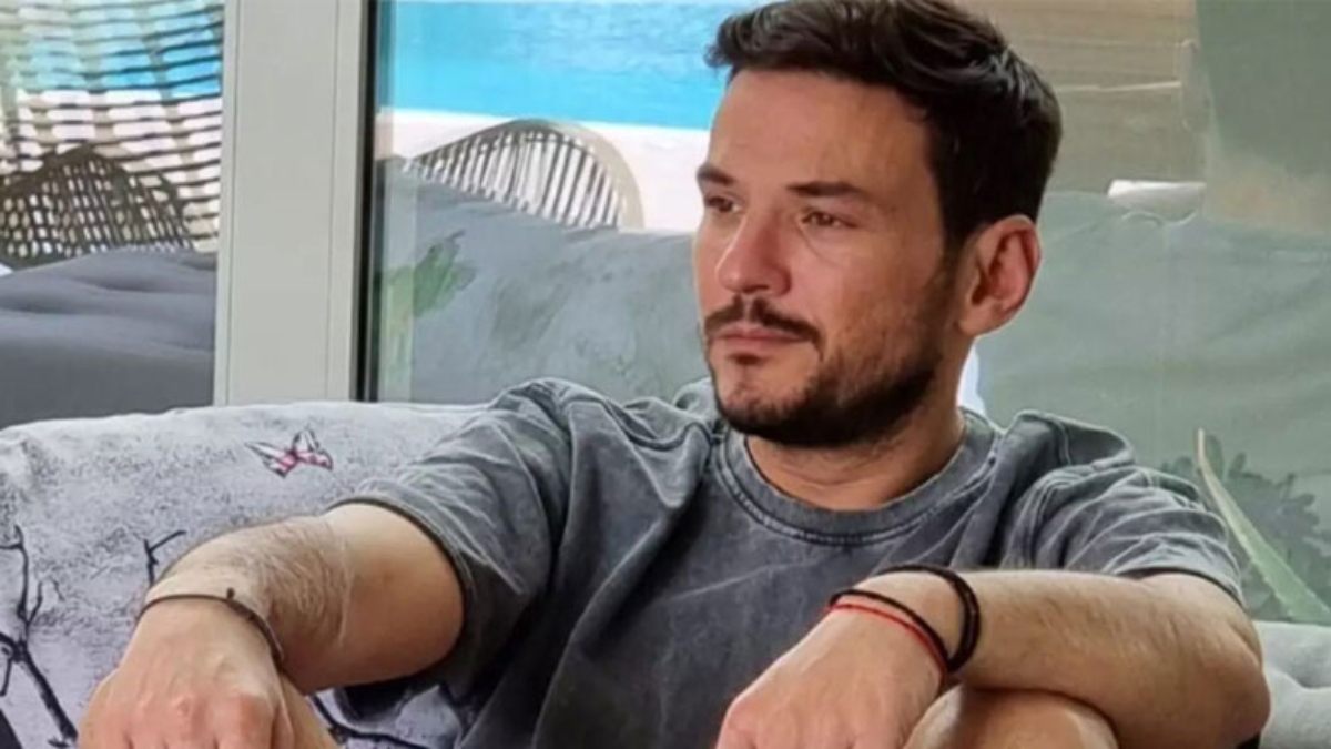Κώστας Τσουρός: Το χαστούκι, οι κρίσεις πανικού και ο ψυχίατρος – «Ο πατέρας μου με είδε στη βάφτισή μου πρώτη φορά»