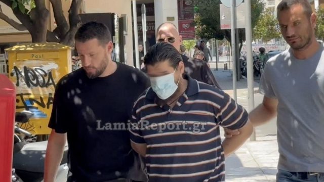 Έγκλημα στη Λαμία: Ο δολοφόνος τηλεφώνησε στον ετεροθαλή αδελφό του μέσα από τα κρατητήρια και ζήτησε χάρη