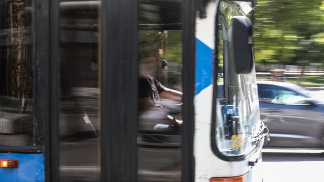 Τρομακτικό περιστατικό στα Σπάτα: Άνδρας απειλούσε με μαχαίρι επιβάτες και οδηγό λεωφορείου