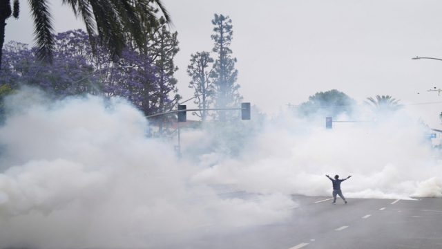Απαγόρευση συναθροίσεων στο Λος Άντζελες – Μεγαλώνει η κόντρα Νιούσομ και Τραμπ για την Εθνοφρουρά