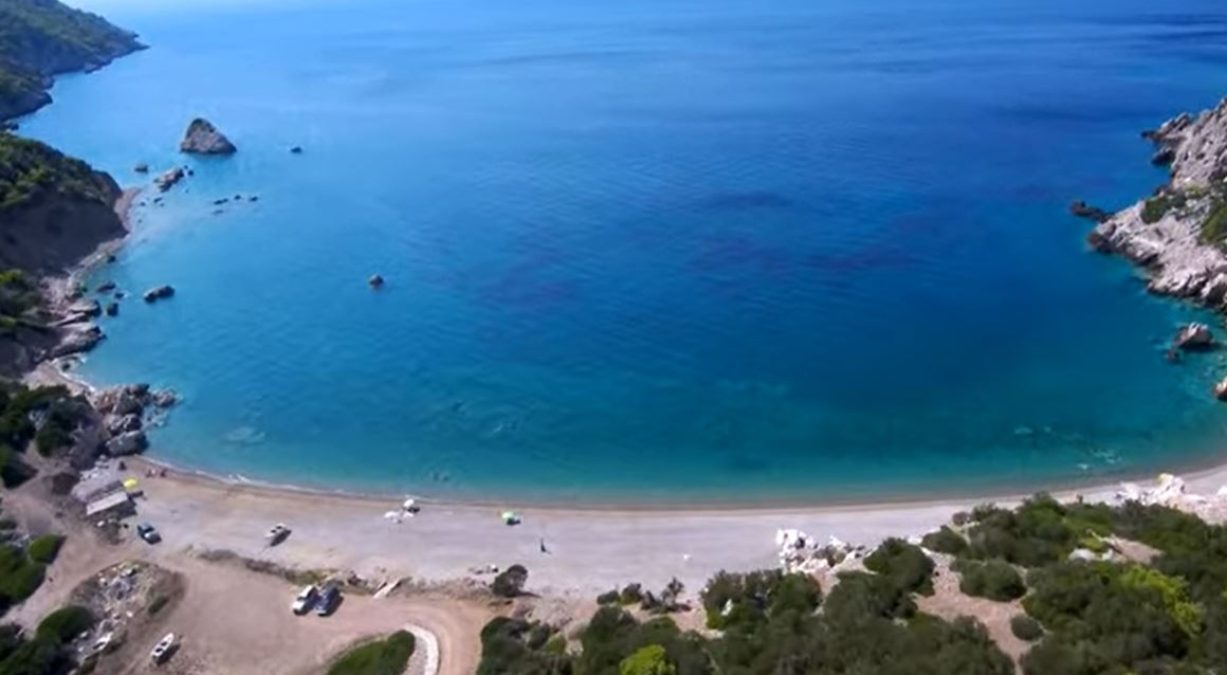 Μονοήμερη στο Λουτράκι: Αυτές είναι οι 3 ομορφότερες παραλίες