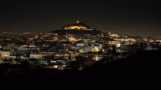 Συναγερμός στον Λυκαβηττό: Έγινε διαρροή πετρελαίου από γεννήτρια – Τροχαίο από αυτοκίνητα που έκαναν κόντρες