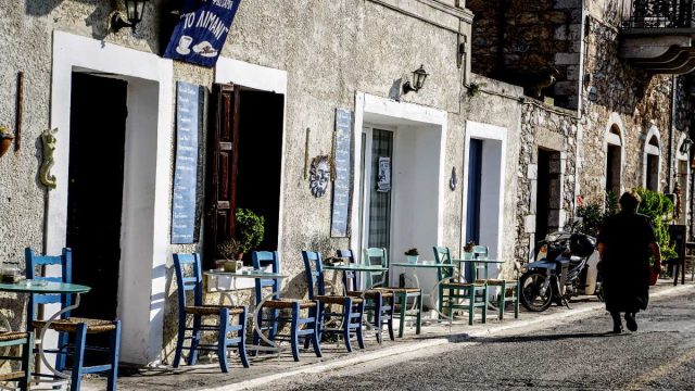 Η «άγρια καλλονή» της Πελοποννήσου: Πύργοι, μύθοι και θάλασσα σε έναν τόπο που δεν μοιάζει με κανέναν