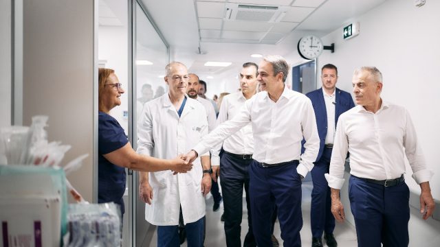 Επίσκεψη Μητσοτάκη στο ΚΑΤ – «Εδώ είναι το σπίτι μας» του είπε γιατρός που γύρισε από την Αγγλία