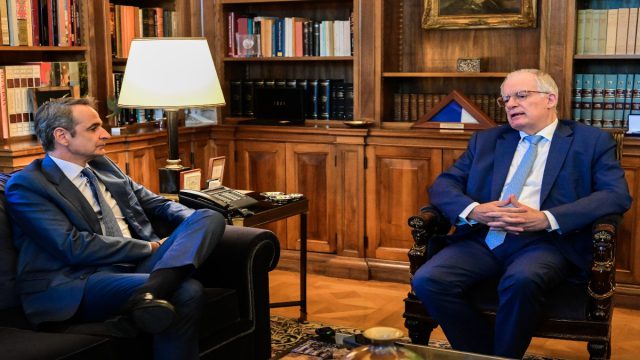 Απόλυτοι Μητσοτάκης και Τασούλας για τα πλοία του ΠΝ έξω από τα χωρικά ύδατα της Λιβύης – «Δεν θα κάνουν κουμάντο οι διακινητές»