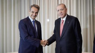 Σύντομη επικοινωνία Μητσοτάκη – Ερντογάν στη Χάγη: «Θέσαμε τα θέματα που έπρεπε να θέσουμε»