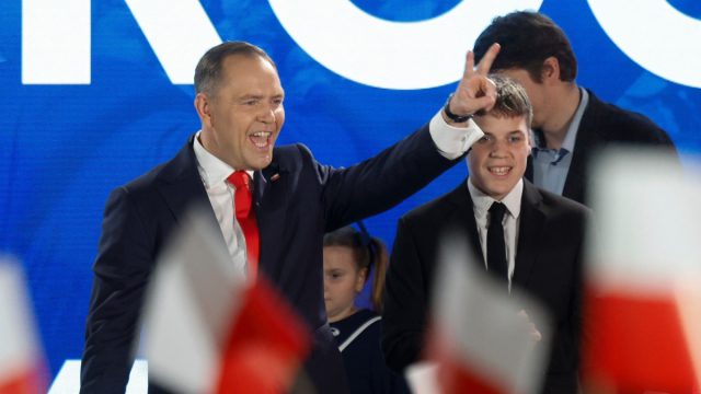 Εκλογές στην Πολωνία: Οριακή νίκη για τον εθνικιστή Κάρολ Ναβρότσκι – Η ανατροπή και οι πρόωροι πανηγυρισμοί