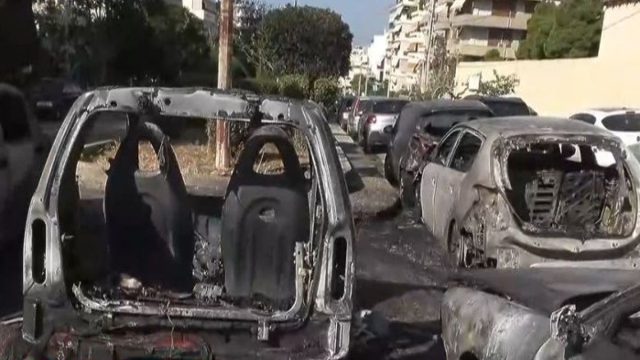 Συναγερμός στη Νέα Σμύρνη: Κάηκαν οχήματα από φωτιά που ξέσπασε στην περιοχή