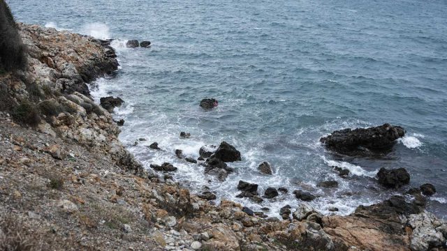 Θρίλερ στο Πόρτο Χέλι: Σορός άνδρα εντοπίστηκε πάνω σε νησίδα