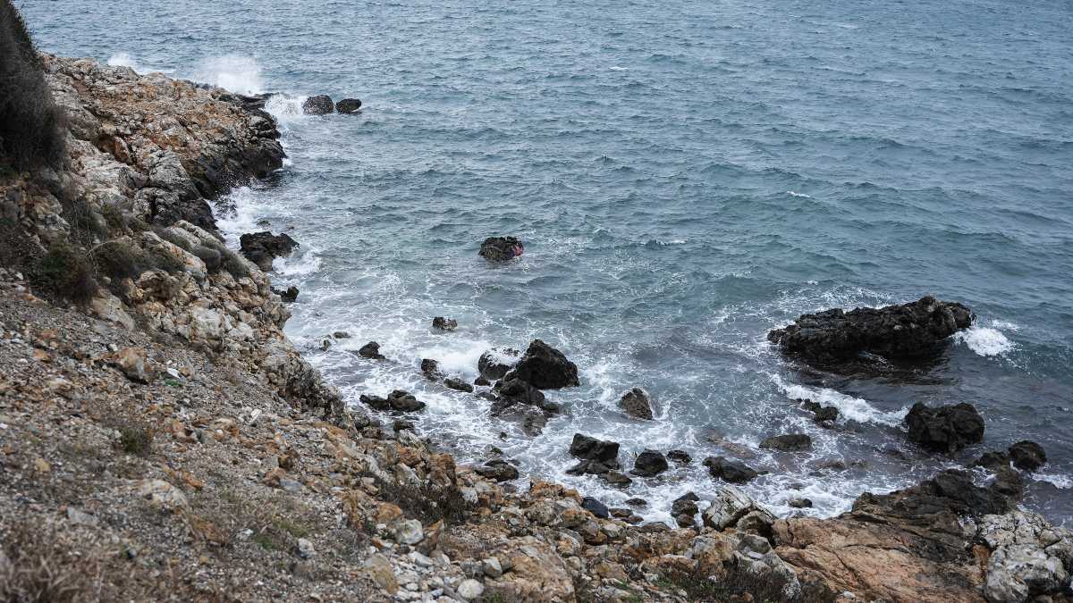 Θρίλερ στο Πόρτο Χέλι: Σορός άνδρα εντοπίστηκε πάνω σε νησίδα