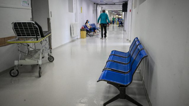 «Νοσεί» το ΕΣΥ: Ανάπηρη γυναίκα περίμενε 4,5 ώρες στα Επείγοντα