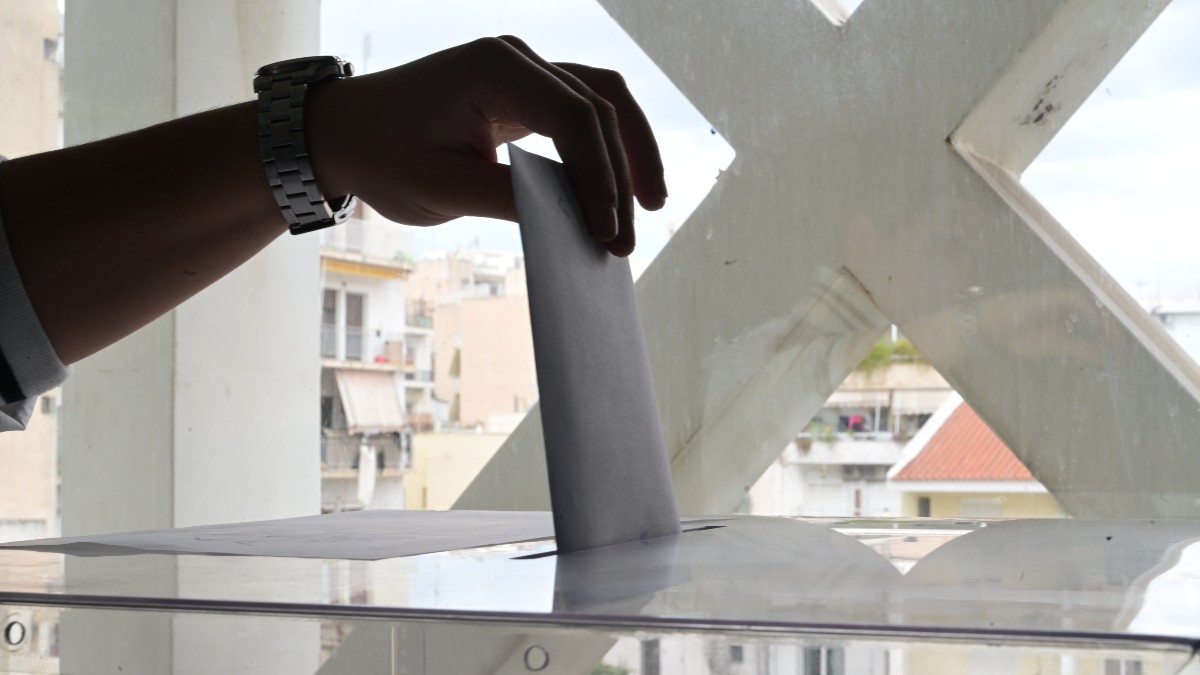 Δημοσκόπηση Metron Analysis: Κανείς δεν είναι κατάλληλος για πρωθυπουργός – Τι λένε οι πολίτες για Τραμπ και Ιράν