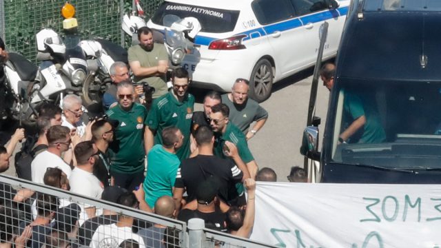 Παναθηναϊκός: Θερμή υποδοχή από τους οπαδούς στον αθλητικό δικαστή – «Μια γροθιά, θύρα 13»