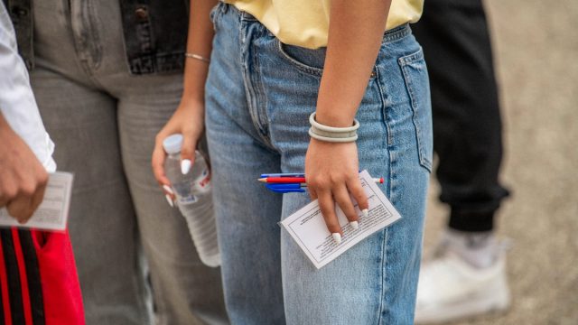 Πανελλήνιες: Συνελήφθη διευθύντρια σχολείου μετά από μηδενισμό μαθήτριας με ακουστικό βαρηκοΐας