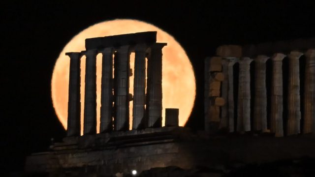 Μαγευτικές εικόνες από την Πανσέληνο της Φράουλας – Έλαμψε με 30% περισσότερη φωτεινότητα από το συνηθισμένο