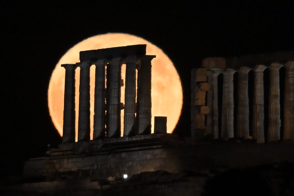 Μαγευτικές εικόνες από την Πανσέληνο της Φράουλας – Έλαμψε με 30% περισσότερη φωτεινότητα από το συνηθισμένο