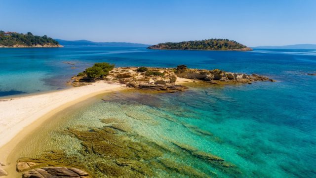 Η παραλία που επιβεβαιώνει ότι σαν την Χαλκιδική δεν έχει: «Διπλά» κρυστάλλινα νερά και χρυσαφένια αμμουδιά