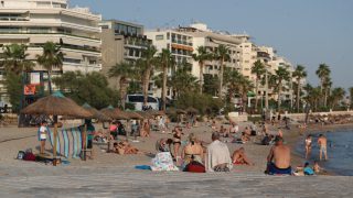 Για μπανάκι… παγωμένο λόγω τιμών στην Αττική: Πόσο κοστίζουν οι ομπρέλες και οι ξαπλώστρες στις παραλίες