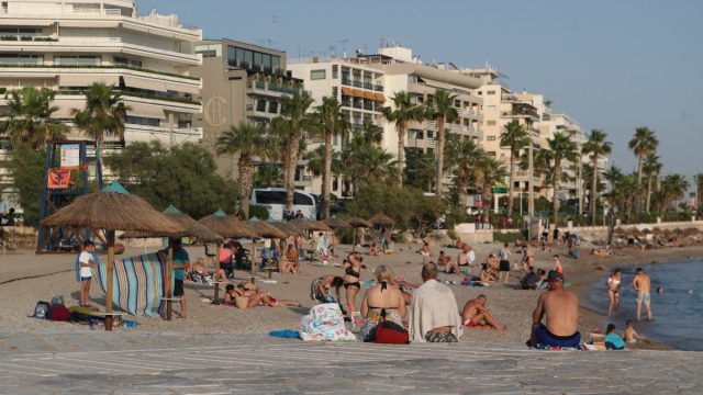 Για μπανάκι… παγωμένο λόγω τιμών στην Αττική: Πόσο κοστίζουν οι ομπρέλες και οι ξαπλώστρες στις παραλίες