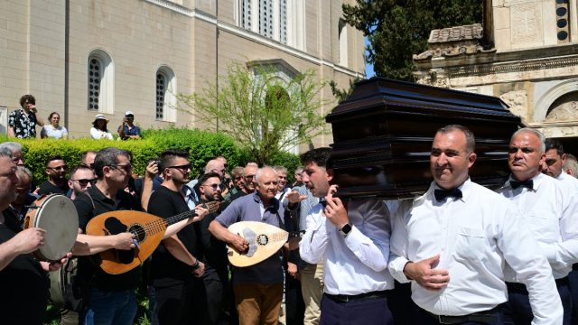 Με κλαρίνα το «αντίο» στον Πετρολούκα Χαλκιά: Πλήθος κόσμου, καλλιτεχνών και πολιτικών στο λαϊκό προσκύνημα