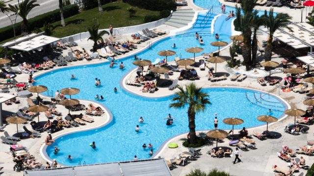 Νέος συναγερμός στη χώρα: Με επικίνδυνο βακτήριο το 50% του νερού σε πισίνες στην Κρήτη