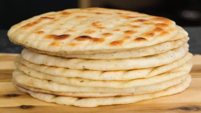 Απλή συνταγή για πίτα, ιδανική για σπιτικά πιτόγυρα