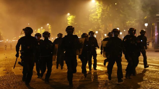 Ολονύχτια κόλαση στη Γαλλία: Δύο νεκροί, εκατοντάδες τραυματίες και 559 συλλήψεις μετά τη νίκη της Παρί