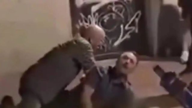 Σοκ στην Ισπανία: Aστυνομικός στραγγάλισε κλέφτη που του άρπαξε το κινητό – «Θα τον πνίξεις τον άνθρωπο»