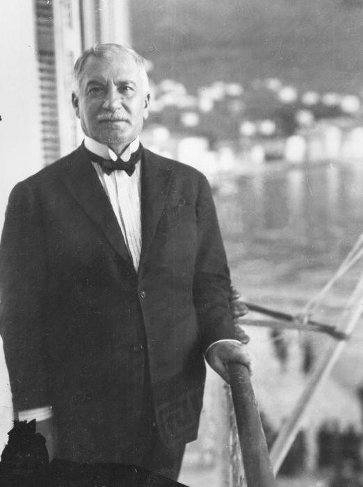 Ο πρωθυπουργός Θ. Σοφούλης σε εξώστη κτηρίου στη Σάμο