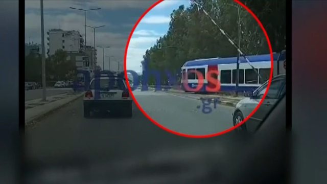 Παραλίγο νέα Τέμπη στην Πάτρα: Τρένο πέρασε με τις μπάρες ανοικτές