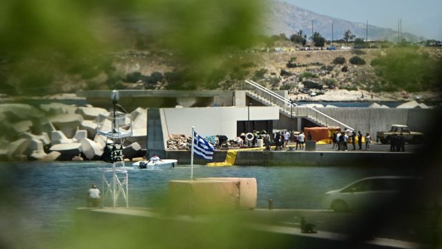 Αναπάντητα ερωτήματα μετά την πτώση ελικοπτέρου: Δεν ήταν πιστοποιημένο για το ελικοδρόμιο της Μαρίνας Βουλιαγμένης