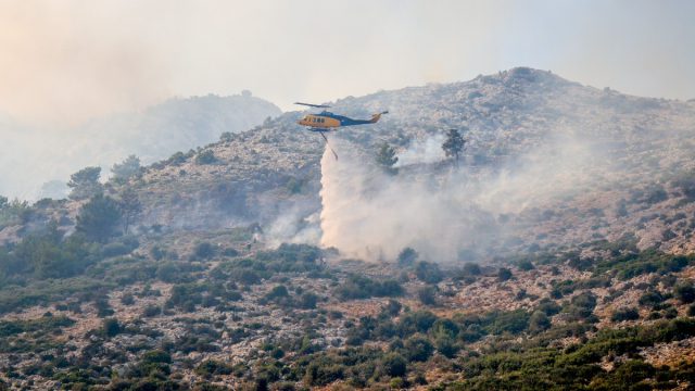 Χίος: Χωρίς ενεργό μέτωπο η φωτιά μετά από 3 ημέρες – Τα ντοκουμέντα με μπιτόνια που «μαρτυρούν» εμπρησμό