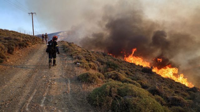Ολονύχτια μάχη με τις φλόγες στη Χίο: Μπαράζ μηνυμάτων του 112 για εκκένωση – Χωρίς ρεύμα πολλές περιοχές