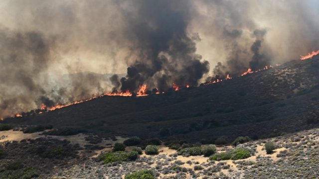 Πύρινη λαίλαπα στην Παλαιά Φώκαια: 112 για εκκενώσεις – Απεγκλωβισμός ηλικιωμένων και παιδιών