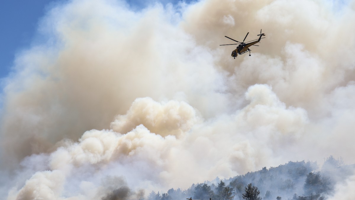 Σε τρία μέτωπα η φωτιά στη Χίο: Μάχη σπίτι – σπίτι δίνει η Πυροσβεστική – Πάνω από 10 εκκενώσεις οικισμών