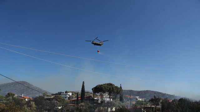 Σε ύφεση η φωτιά στην Παλαιά Φώκαια: Μέχρι τα Κύθηρα έφτασε ο καπνός – Δεν υπάρχει ενεργό μέτωπο