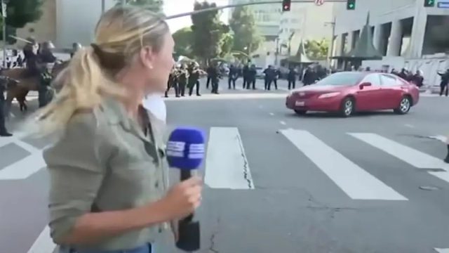 Αναβρασμός στο Λος Άντζελες: Η στιγμή που αστυνομικός πυροβολεί δημοσιογράφο σε ζωντανή μετάδοση