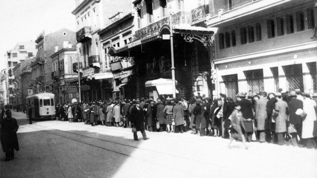 Κουίζ για την παλιά Αθήνα: Μπορείς να αναγνωρίσεις αυτόν τον δρόμο; Είναι από τους πιο γνωστούς