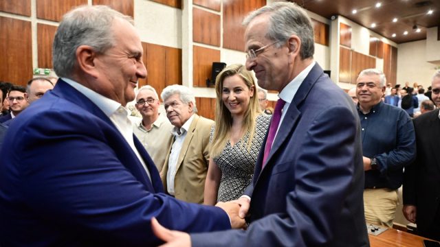 Κοινή εμφάνιση Σαμαρά – Καραμανλή: «Πείτε του Μητσοτάκη να μην στεναχωριέται και να μην ζορίζεται»