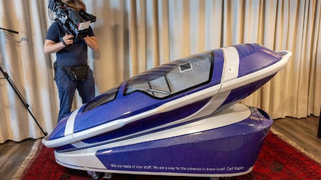 Σοκ στην Ελβετία: Αυτοκτόνησε ο γιατρός που είχε βοηθήσει γυναίκα να πεθάνει με τη μέθοδο Sarco Pod