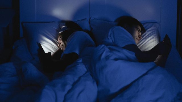 Σταματήστε τη χρήση του κινητού σας πριν τον ύπνο – Οι λόγοι θα σας εκπλήξουν